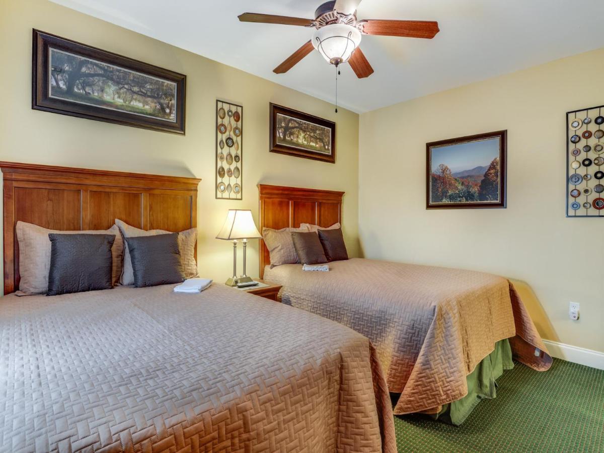 Downtown Delight, 2 Bedrooms, Pool, Hot Tub, Sleeps 6 Gatlinburg Ngoại thất bức ảnh