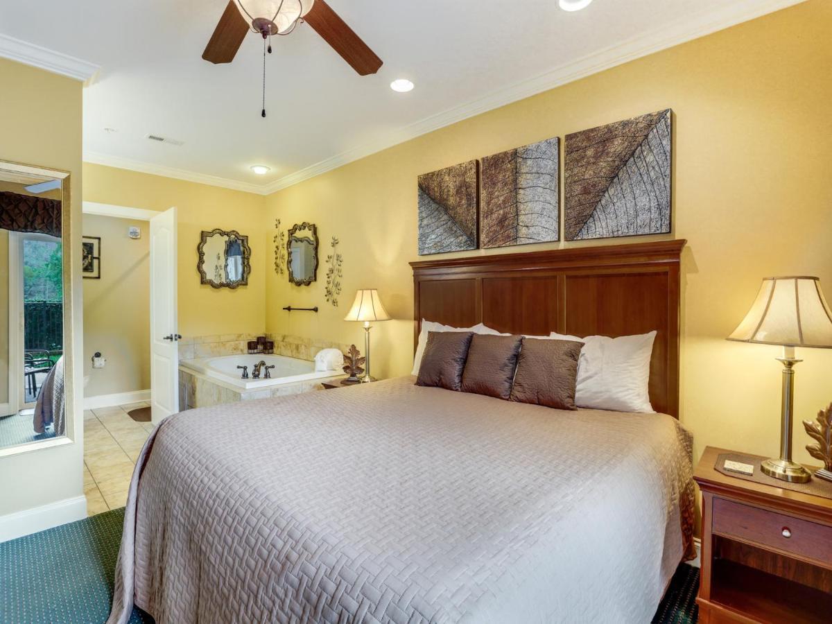 Downtown Delight, 2 Bedrooms, Pool, Hot Tub, Sleeps 6 Gatlinburg Ngoại thất bức ảnh